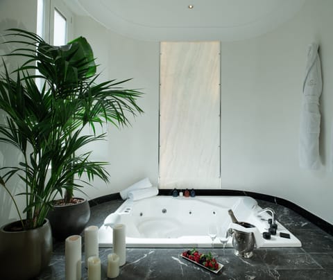 Suite (Private SPA  Separate Building) | Private spa tub