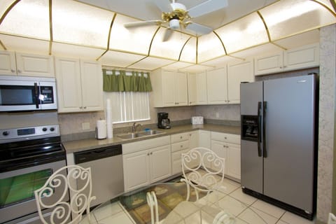 Fully equipped kitchen with breakfast nook