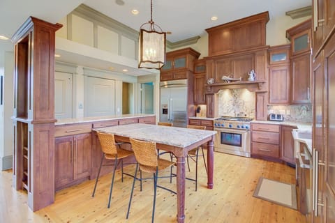 Beautiful high end, equipped kitchen.