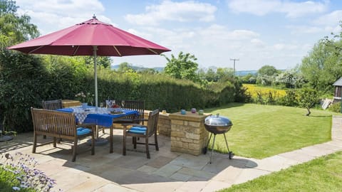 Garden BBQ area, Swallows Rest Cottage, Bolthole Retreats