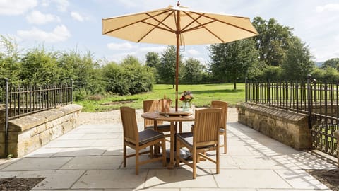 Patio, Castle Gatehouse at Sudeley Castle, Bolthole Retreats