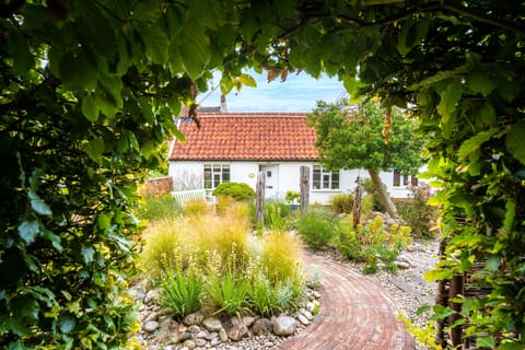 Myrtle Cottage, Friston: A unique cottage with a charming garden