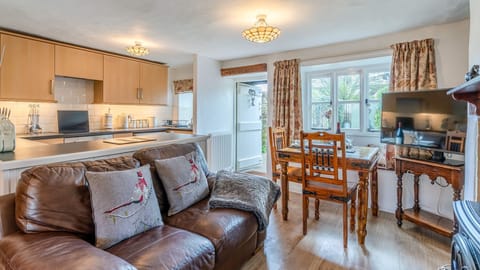 Living-Dining Room, Forsythia Cottage, Bolthole Retreats
