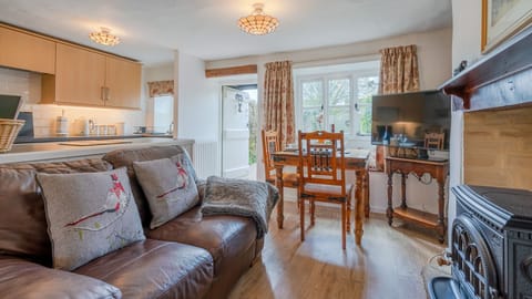 Living-Dining Room, Forsythia Cottage, Bolthole Retreats