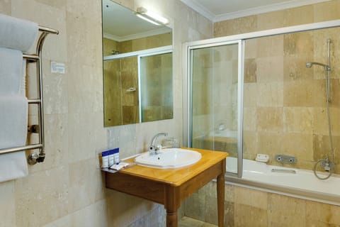 Suite, 1 Double Bed, Garden View | Bathroom | Free toiletries, hair dryer, bidet, towels