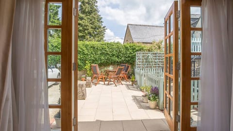 Patio and parking, Teagles, Bolthole Retreats