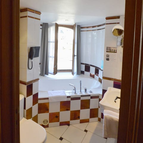 Free minibar items, in-room safe, desk, free WiFi