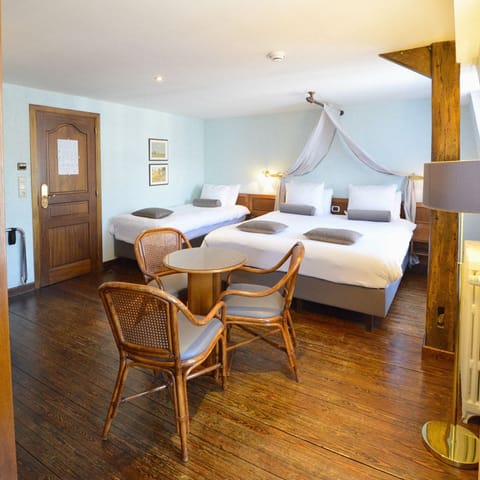 Free minibar items, in-room safe, desk, free WiFi