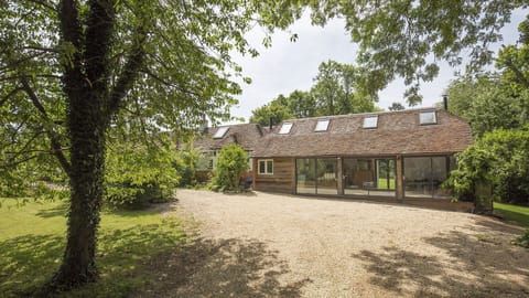 Drive and front garden, Brock Cottage, Bolthole Retreats