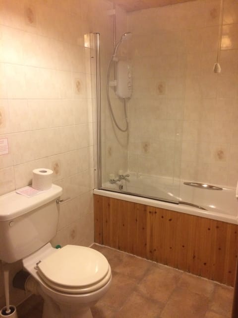 En-suite bathroom with shower over Bath