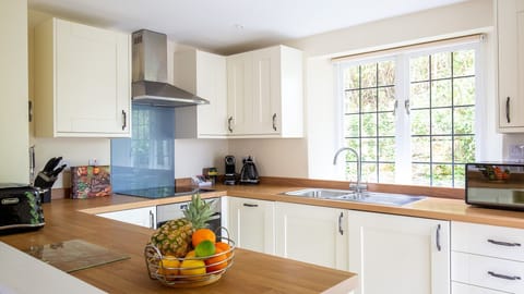 Kitchen, Emma Dent Cottage at Sudeley Castle, Bolthole Retreats