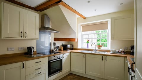 Kitchen, Prince Rupert at Sudeley Castle, Bolthole Retreats