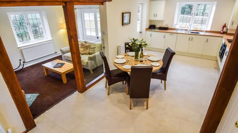 Kitchen with dining table, Queen Mary Cottage at Sudeley Castle, Bolthole Retreats