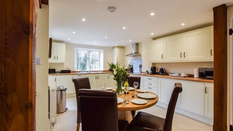 Kitchen dining area, Queen Mary Cottage at Sudeley Castle, Bolthole Retreats