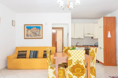 Furniture, Interior Design, Flooring, Floor, Wood, Room, Apartment, Table, Ceiling, Couch