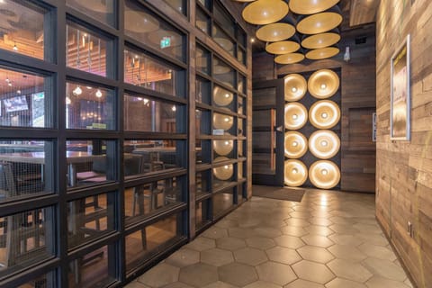 2 restaurants; breakfast, lunch, dinner, and brunch served