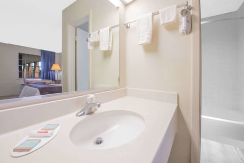 Combined shower/tub, free toiletries, hair dryer, towels