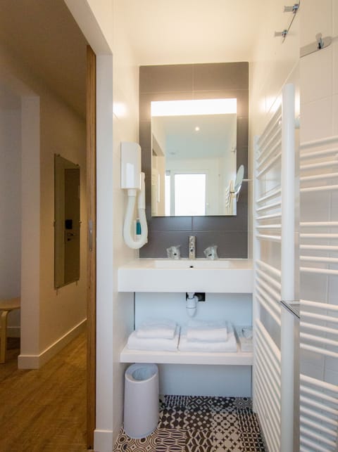 Standard Double Room | Bathroom sink