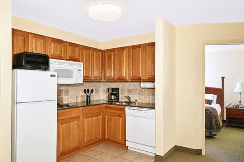 Full-size fridge, microwave, stovetop, dishwasher