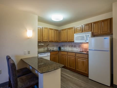 Suite, 1 Bedroom, Kitchen | Room amenity