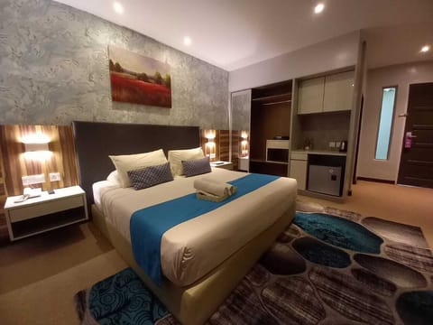 Deluxe Room, 1 King Bed | Desk, iron/ironing board, free WiFi