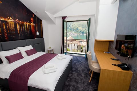Double Room, Balcony, Sea View | Premium bedding, minibar, in-room safe, desk