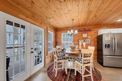 Getaway on Little River Dining Area