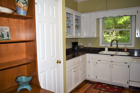 Lots of cabinets space & pantry for your use