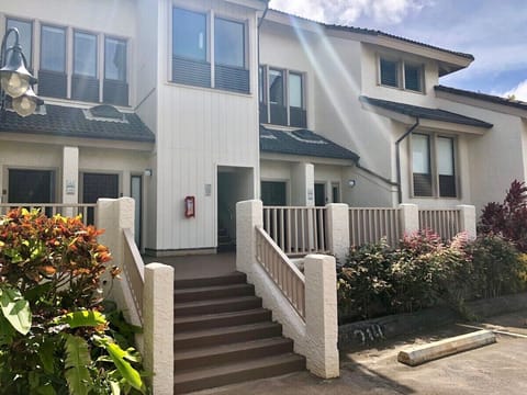 Exterior Building 2 - Kahala 233