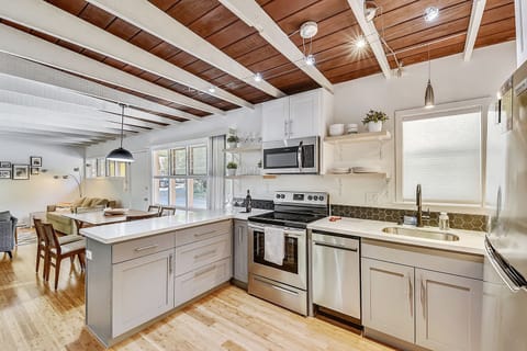 Gorgeous! Newly remodeled kitchen!!!