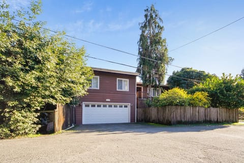 Welcome to Riverview! Located in a wonderful neighborhood just East of Downtown Guerneville.
