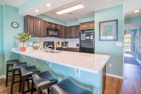 Seating for 5 at Kitchen bar