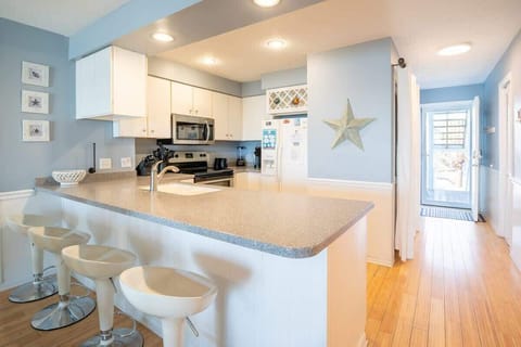 Kitchen with Seats for 4 at the Bar Counter