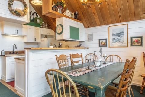 Chalet 6 kitchen dining