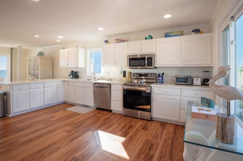 Level 2-Kitchen with Granite Counters