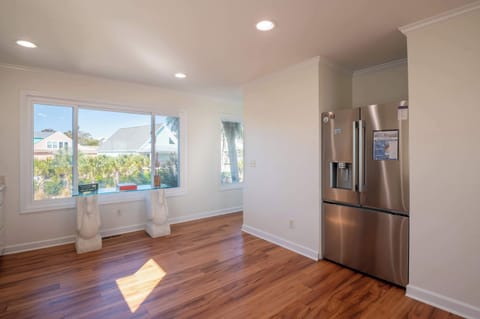Level 2-Kitchen with Granite Counters