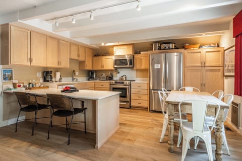 Chalet 21 kitchen dining