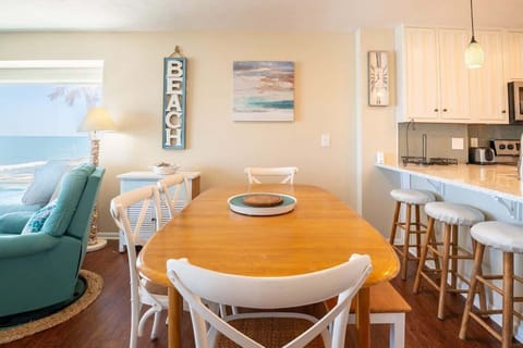 Dining Area Seats 10