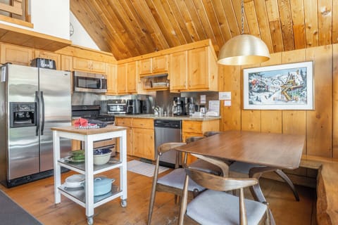 Chalet 7 kitchen dining