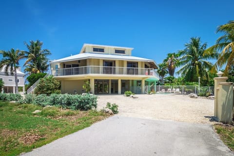 Front Exterior view 1