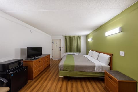 Desk, blackout drapes, free WiFi, bed sheets