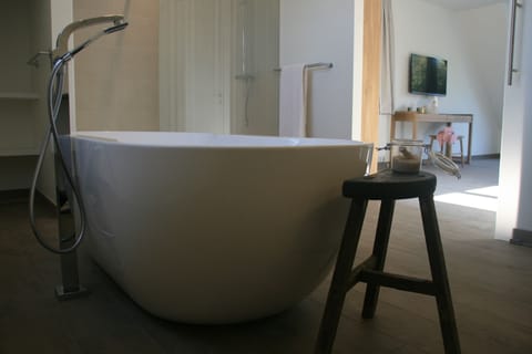 Deluxe Double Room, Garden View (Beuk) | Deep soaking bathtub