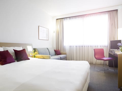 Hypo-allergenic bedding, minibar, in-room safe, blackout drapes