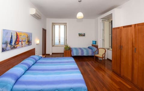 Triple Room | In-room safe, desk, free WiFi, bed sheets