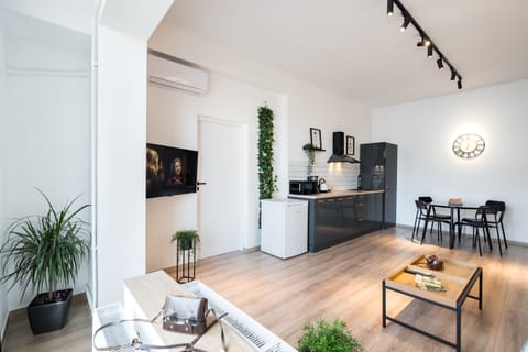 Executive Apartment, 1 Bedroom, City View | Private kitchen | Fridge, microwave, stovetop, coffee/tea maker