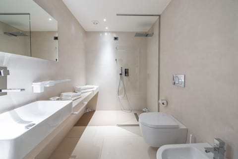 Standard Room | Bathroom | Shower, free toiletries, hair dryer, bathrobes