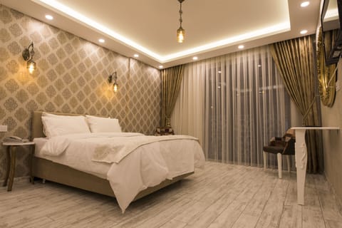 Standard Twin Room | Minibar, desk, soundproofing, rollaway beds
