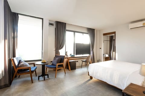 Deluxe Double Room | In-room safe, desk, blackout drapes, soundproofing