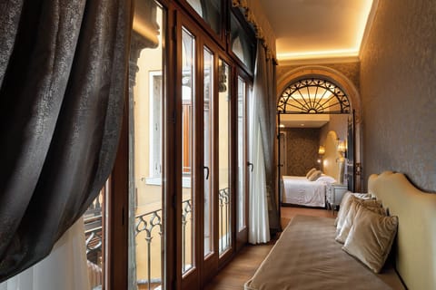 Emotion Junior Suite Trifora | Down comforters, minibar, in-room safe, desk