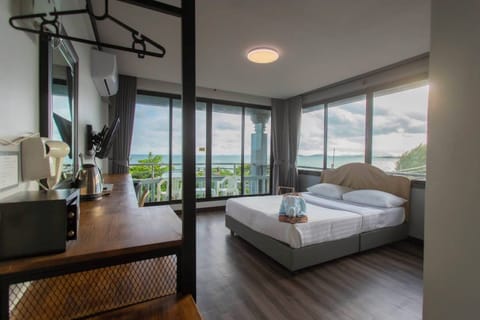 Superior Sea View Room with Balcony | Free WiFi